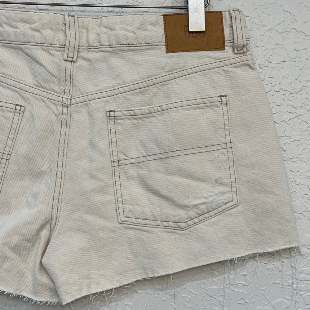 BDG Urban Outfitters Distressed Neutral Cream Denim Shorts Raw Hem Size 31 NWT - Picture 4 of 11